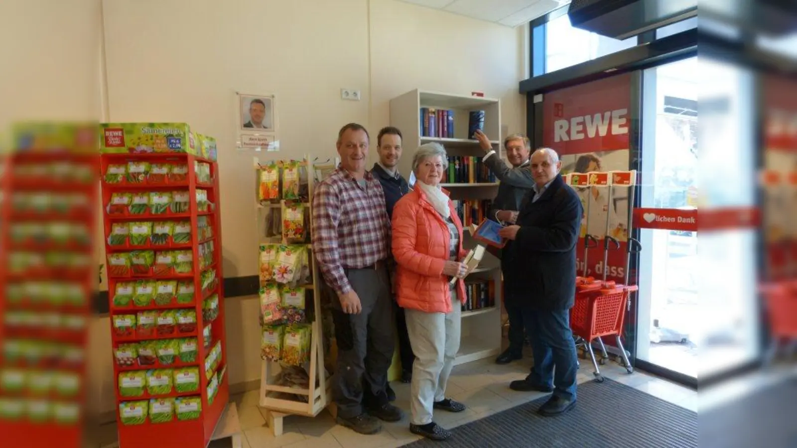 Freuen sich über das Bücherreaga für alle: Franz Heiß, Raik Groth, Hannelore Dausses, Frederik Röder und Max Brunner (von links). (Foto: Gemeinde Alling)
