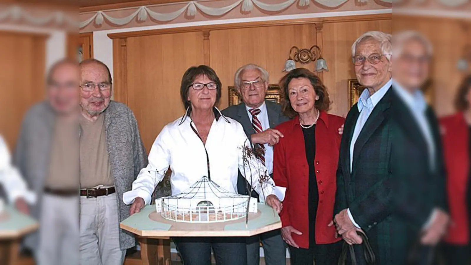 Die Initiative »Unser Oberhaching« setzt sich für einen Neubau ein (v. l.) Helmut Seitz, Sylke Holland, Heinz Bardehle, Elsbeth Lucier und Jutta Prinz.	 (Foto: hol)