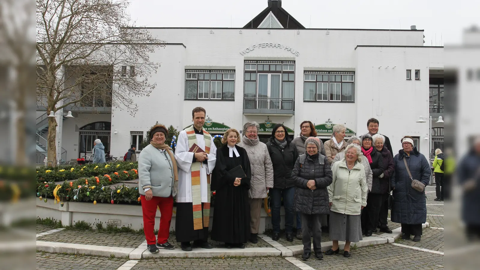 Der Osterbrunnen in Ottobrunn war eine gemeinsame Meisterleisung, die auch den geistlichen Segen bekam. (Foto: Albert Grillhiesl)