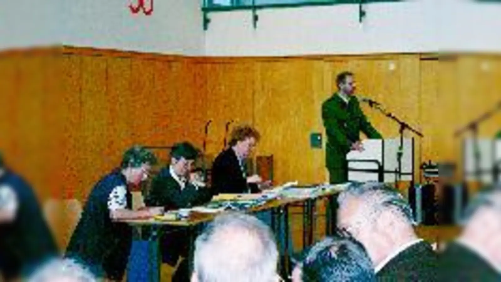 BA-Vorsitzende Christiane Hacker (2. v. li.) legte einen Rechenschaftsbericht über die letzten 6 Jahre ab. Hans-Jürgen Pechtel, Leiter der PI 22, (re. außen) informierte die Bürger unter anderem über die Kriminalitäts-Rate im 13. Bezirk.	 (Foto: ct)