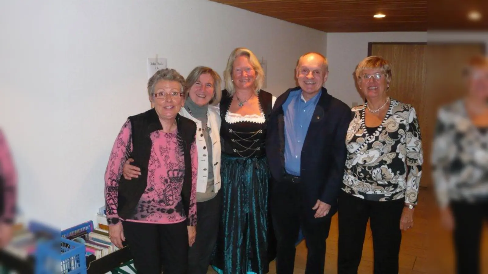 Das Flohmarkt-Team von St. Stephan freut sich auf viele Besucher (v.l.): Dagmar Lotter, Maria Worm, Maria Wondra, Oleh Tkaczenko und Hannelore Trampler. (Foto: pi)