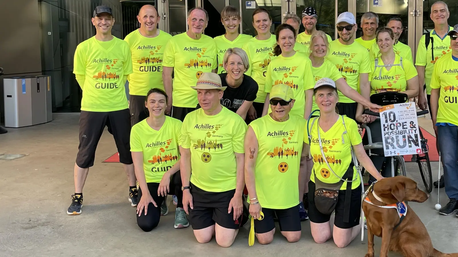 Auch Münchens 2. Bürgermeisterin, Katrin Habenschaden (im schwarzen T-Shirt) wird beim Hope &amp; Possibility Run mit von der Partie sein. Sie besuchte die Achilles-Trainingsgruppe kürzlich an ihrem Stützpunkt, der BMW-Welt.  (Foto: hw)