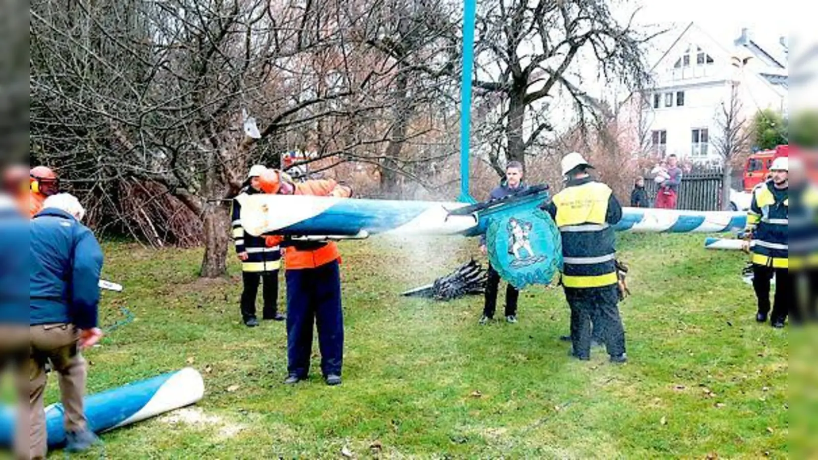 Nächstes Jahr bekommt Oberföhring einen neuen Maibaum. Der »Alte« wurde kürzlich von der Feuerwehr demontiert. 	 (Foto: FFW)