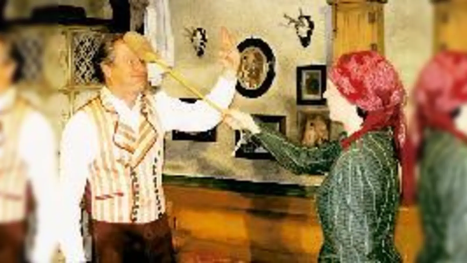 Landstorfer-Stücke werden auf Gut Nederling »getestet«. Hier Peter Landstorfer und Simone Steiger bei den Proben zum »Protectulus«.	 (Foto: Privat)