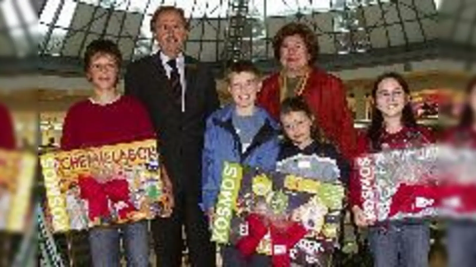 Von  (Foto: Philipp Wagner, Brigitte Michl und Iris Haake freuten sich über tolle Experimentierkästen von KOSMOS, die ihnen Center-Manager Heinrich Hasselmann überreichte.)