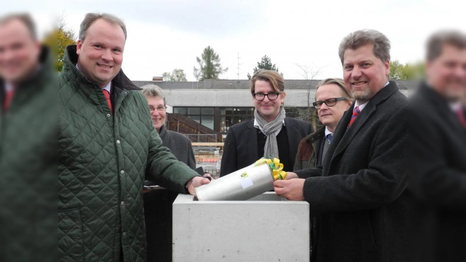 Die Zeitkapsel wird in den Wandstein eingelegt. (Foto: pi)