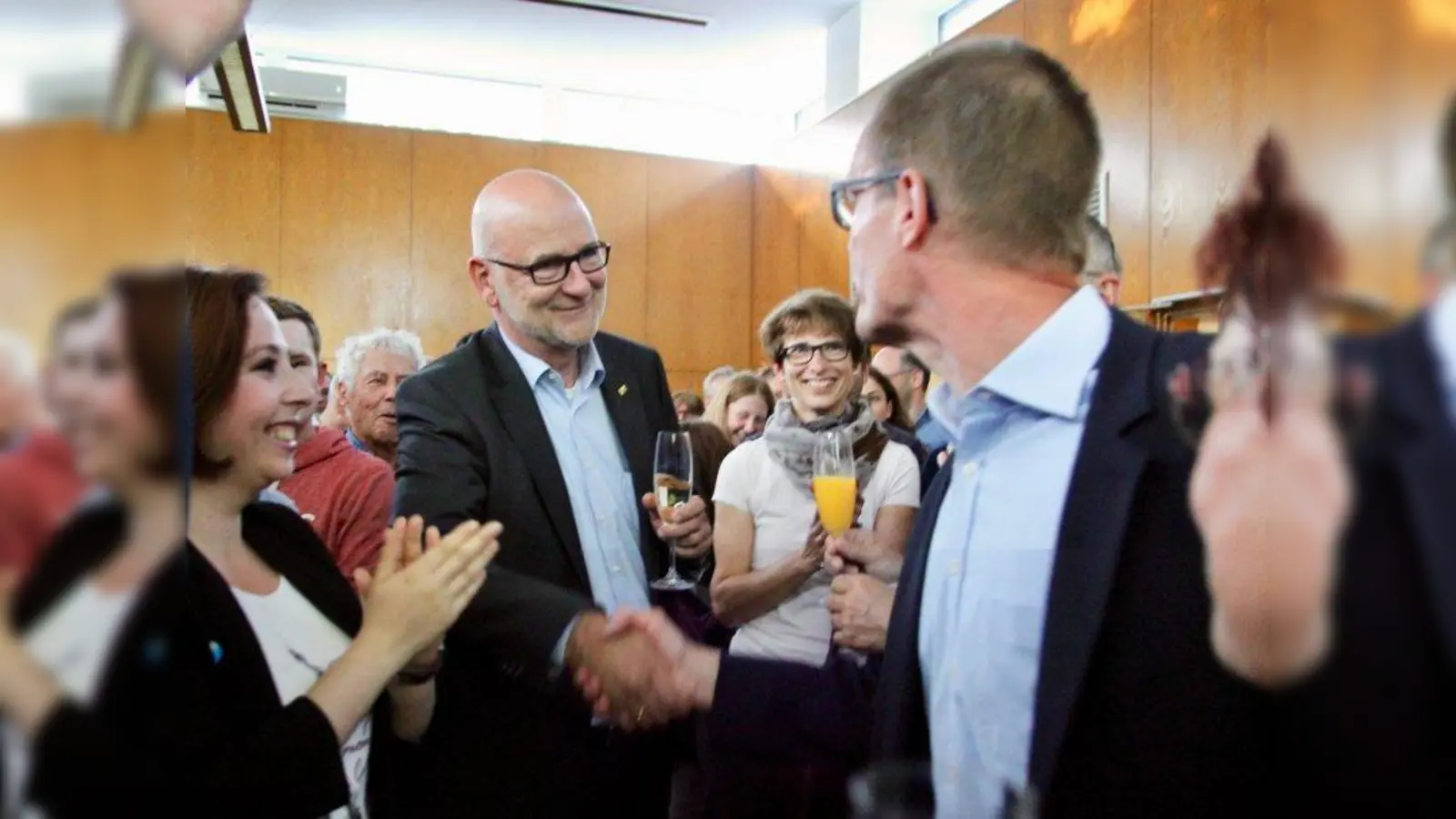 „Schönes und klares Ergebnis.” Rudolph Haux (2.v.l.) ist neuer Kraillinger Bürgermeister. CSU-Kandidat Henrik Jörgens gratulierte ihm als erster. Links im Bild Victoria Beyzer vom FDP-Kreisvorstand, 2.v.r. Kathrin Haux. (Foto: us)