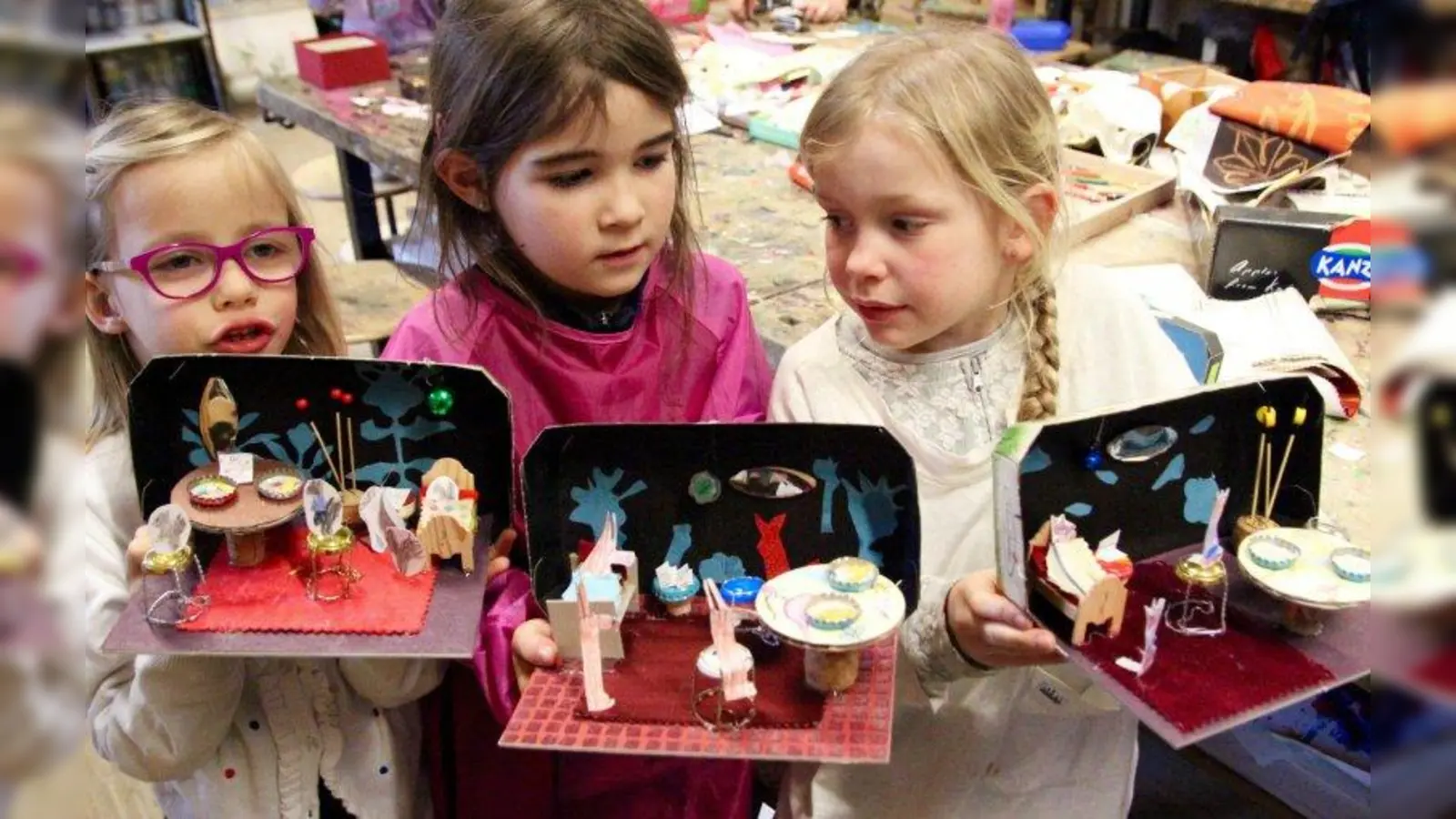 Zimmer für Träumer: Rosalie, Selina und Emelie aus der ersten Klasse präsentieren schon mal ihre Kunstwerke. In ihren Zimmern finden Häschen und Eichhörnchen ein Zuhause. Die gestalteten Zimmer aller Kinder können bis zum 12. März im „Kunstkiosk”, dem IdeenREICH im Gräelfinger Bürgerhaus bewundert werden. (Foto: us)