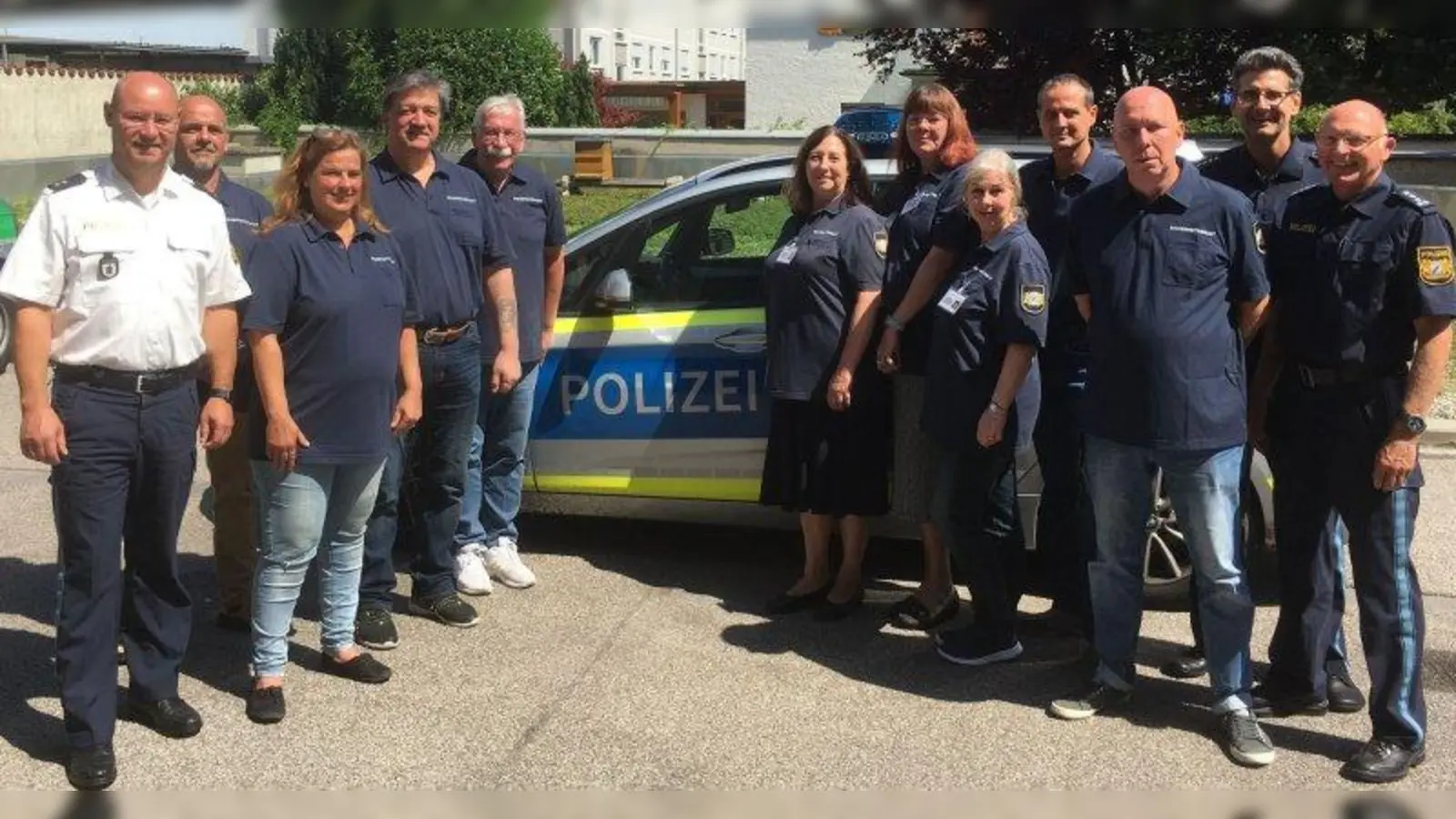 Sendlinger Polizei begrüßt die neuen Mitglieder der Sicherheitswacht (von links): Polizeioberrat Christian Wittstadt, Wolfgang Szimon, Monika Rückerl, Udo Ernst, Helmut Pestinger, Monika Schwaiger, Susanne Schuster, Karin Heß-Sappl, Florian Niemeier, Bodo Krombach, Polizeihauptkommissar Robert Rieger, Erster Polizeihauptkommissar Reinhard Endreß (Foto: Polizei)