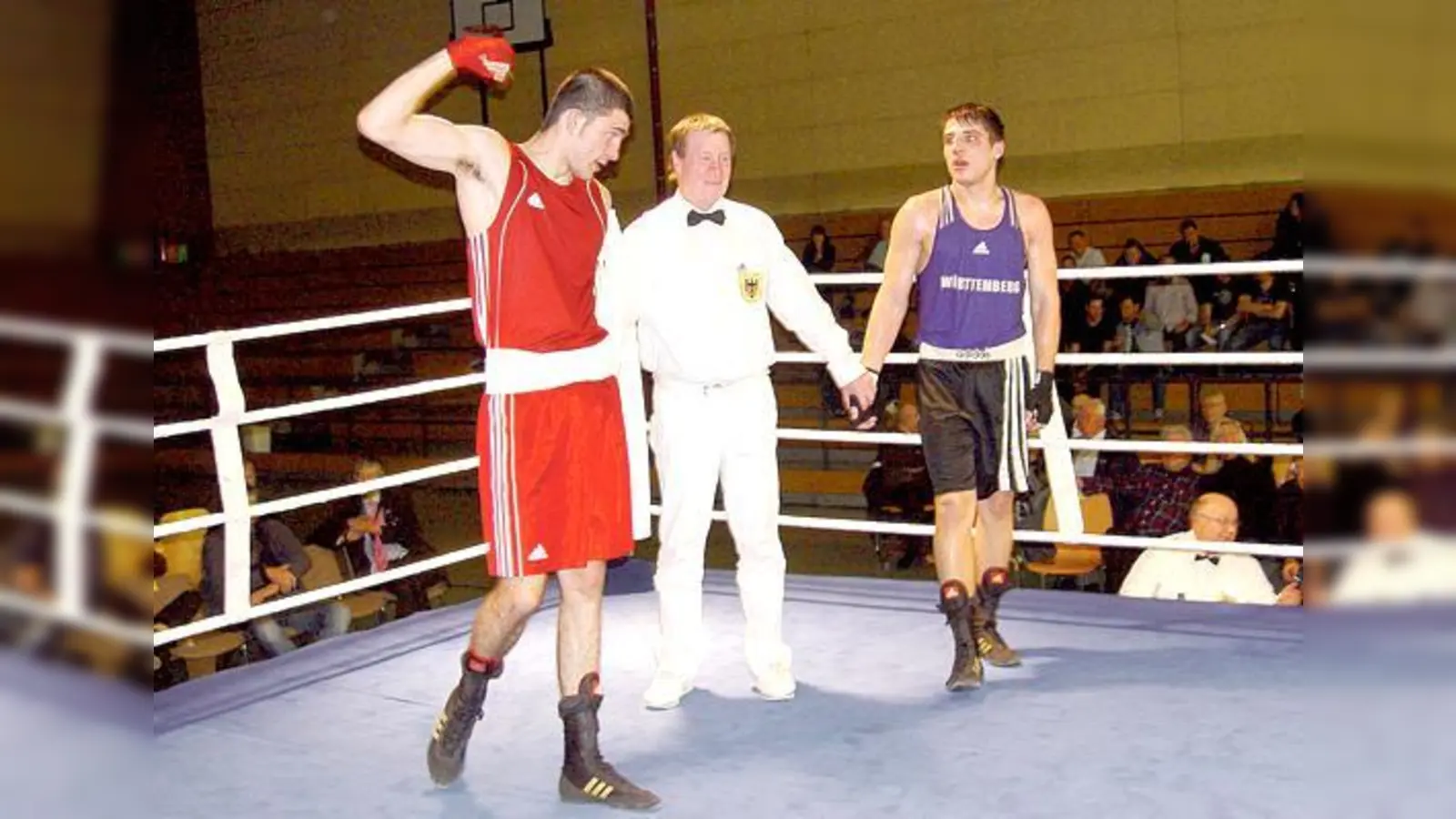 Ehsan Maudodi steht mit Ringrichter und Igor Terziev nach einem siegreichen Boxkampf im Ring (v. li. n. re.).	 (Foto: Privat)