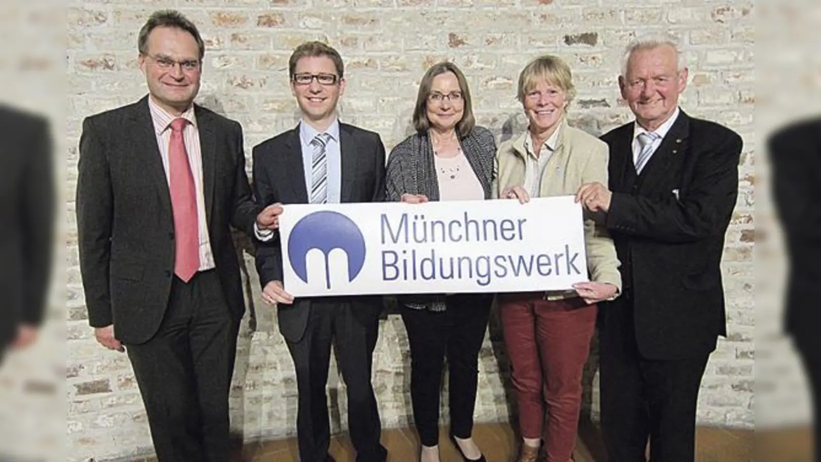 Die Geschäftsleitung des MBW, Mark Achilles, Markus Roth, Monika Bischlager und der MBW-Vorstand, Ursula Mayer, Peter Benthues (v. li.), des Münchner Bildungswerks.  (Foto: Stephan Zöller/MBW)