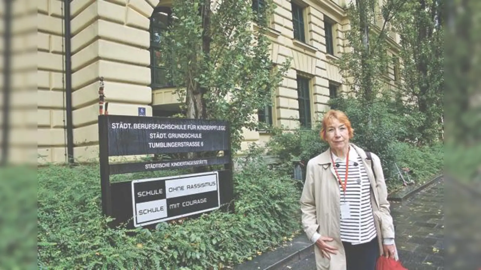 »Ich war von frühester Jugend an eine Leseratte«: Angela Krause vor der Tumblingerschule, in der sie für die Schüler ehrenamtlich vorliest.	 (Foto: js)