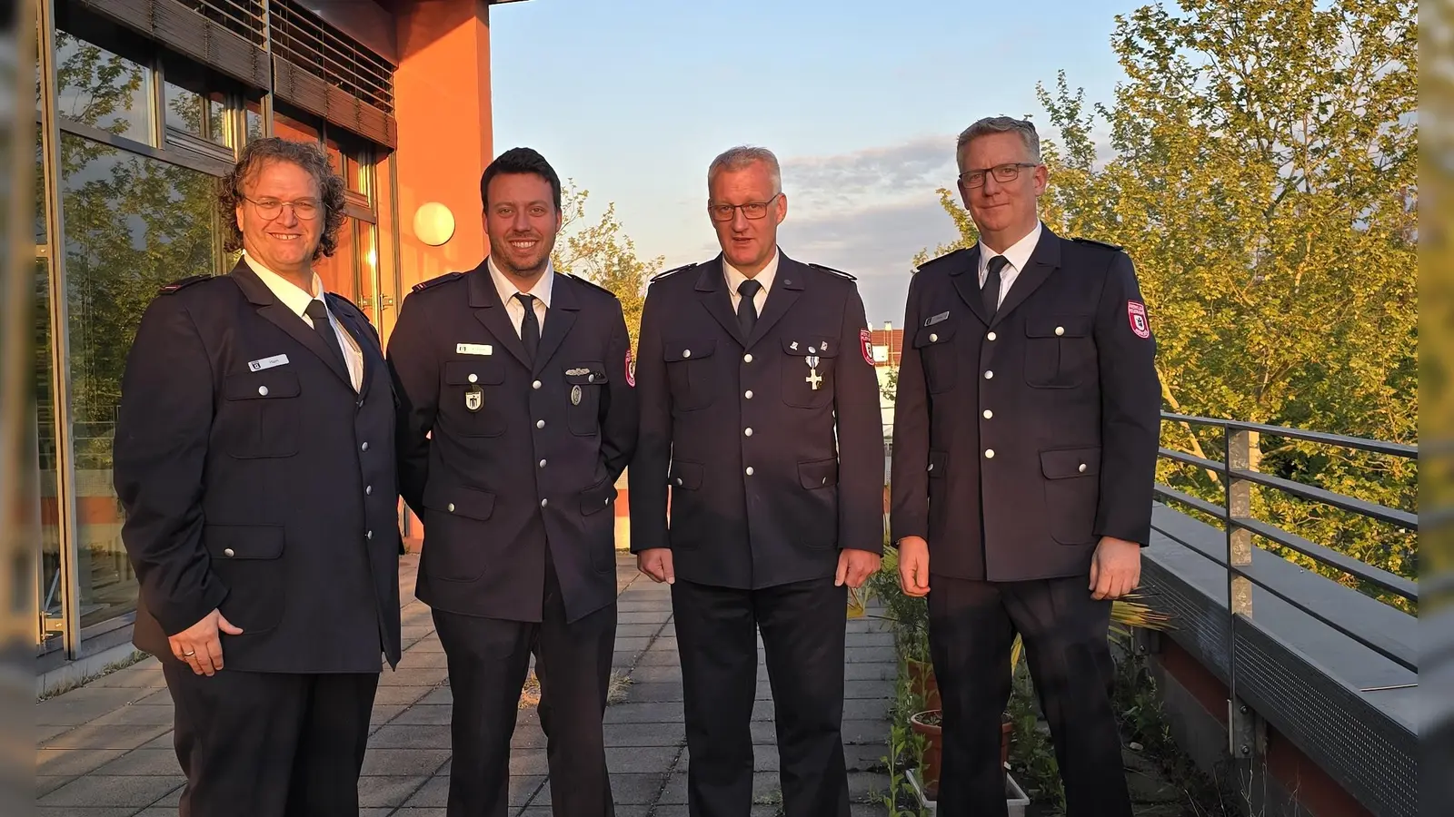 Abteilungskommandant Thomas Hain (1.v.l.) wurde im Amt bestätigt, ebenfalls wieder bestätigt wurde Dr. Florian Reithinger (2.v.r.) als 1.stellvert. Abteilungskommandant. Zum 2. Stellvertreter wurde Tobias Kocher (2.v.l.) gewählt. Gratulationen gab es vom Gebietsleiter für den Münchner Osten, Robert Gres (1.v.r.). (Foto: FFW Waldperlach)