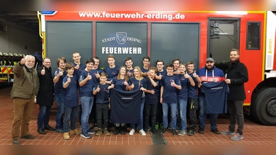 pro-function-Inhaber Tommy Fischer, 2. Ardeo-Vorsitzender Florian Gänger, Mitglieder der Jugendfeuerwehr Erding, Jugendwart Christian König und 1. Ardeo-Vorsitzender Wolfgang Kraus (v. li.) bei der Übergabe der T-Shirts. (Foto: ARDEO)