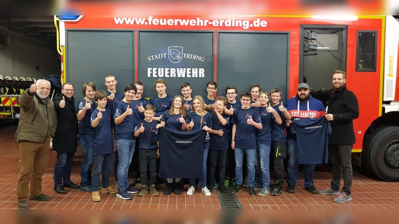 pro-function-Inhaber Tommy Fischer, 2. Ardeo-Vorsitzender Florian Gänger, Mitglieder der Jugendfeuerwehr Erding, Jugendwart Christian König und 1. Ardeo-Vorsitzender Wolfgang Kraus (v. li.) bei der Übergabe der T-Shirts. (Foto: ARDEO)