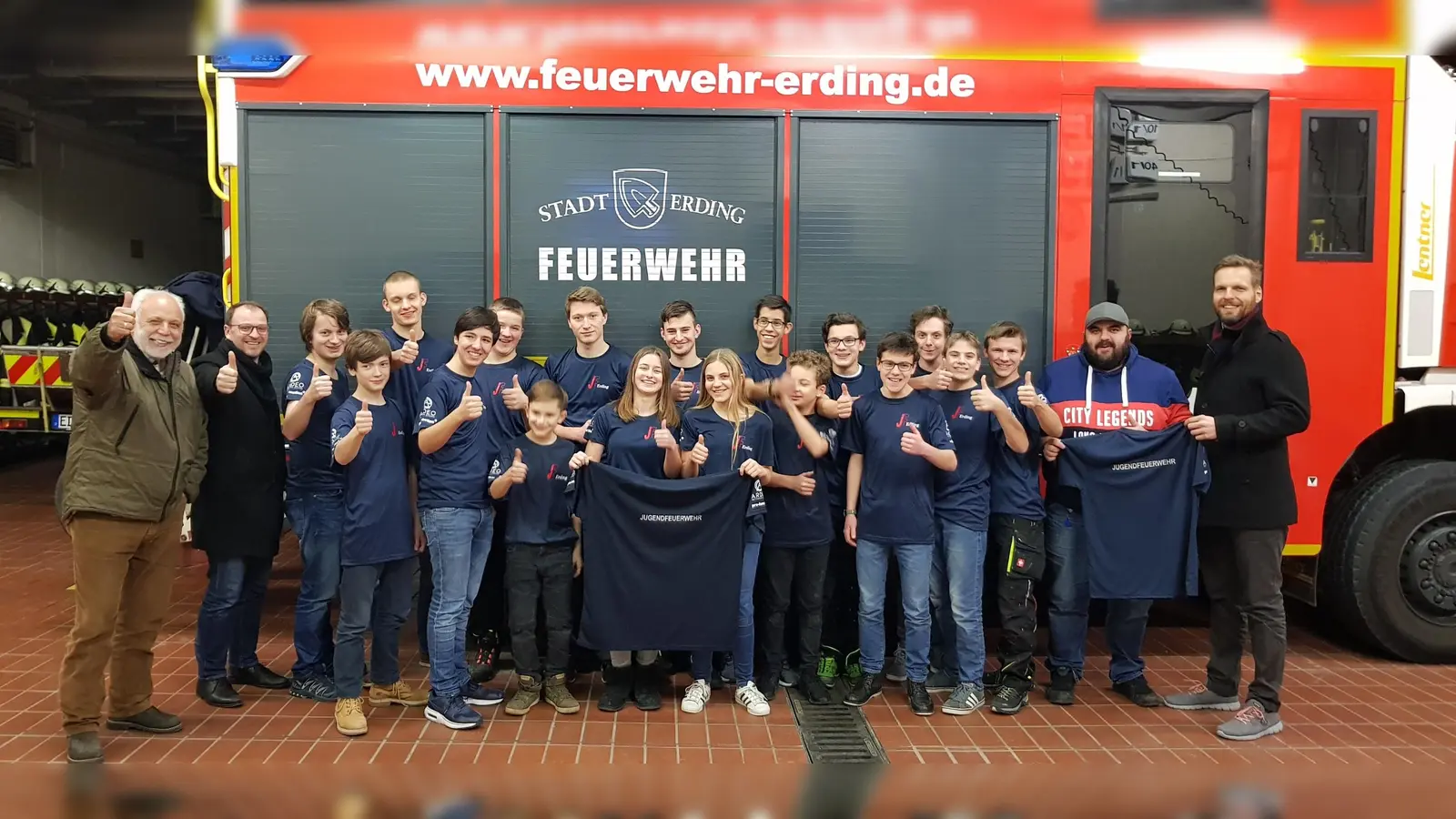 pro-function-Inhaber Tommy Fischer, 2. Ardeo-Vorsitzender Florian Gänger, Mitglieder der Jugendfeuerwehr Erding, Jugendwart Christian König und 1. Ardeo-Vorsitzender Wolfgang Kraus (v. li.) bei der Übergabe der T-Shirts. (Foto: ARDEO)