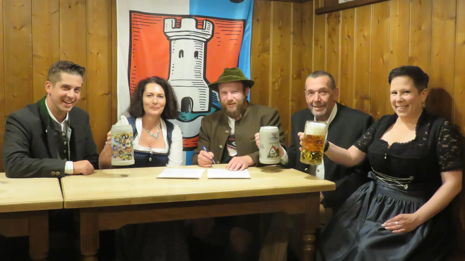 Vertragsunterzeichnung der neuen Wirtsfamilie für die Pasinger Vorwiesn (von links): Wirte Hans Stadtmüller und Michaela Jofer, ARGE-Vorstand Andreas Kirchmeier, Anton Hinkofer, Stefanie Denk. (Foto: ARGE)