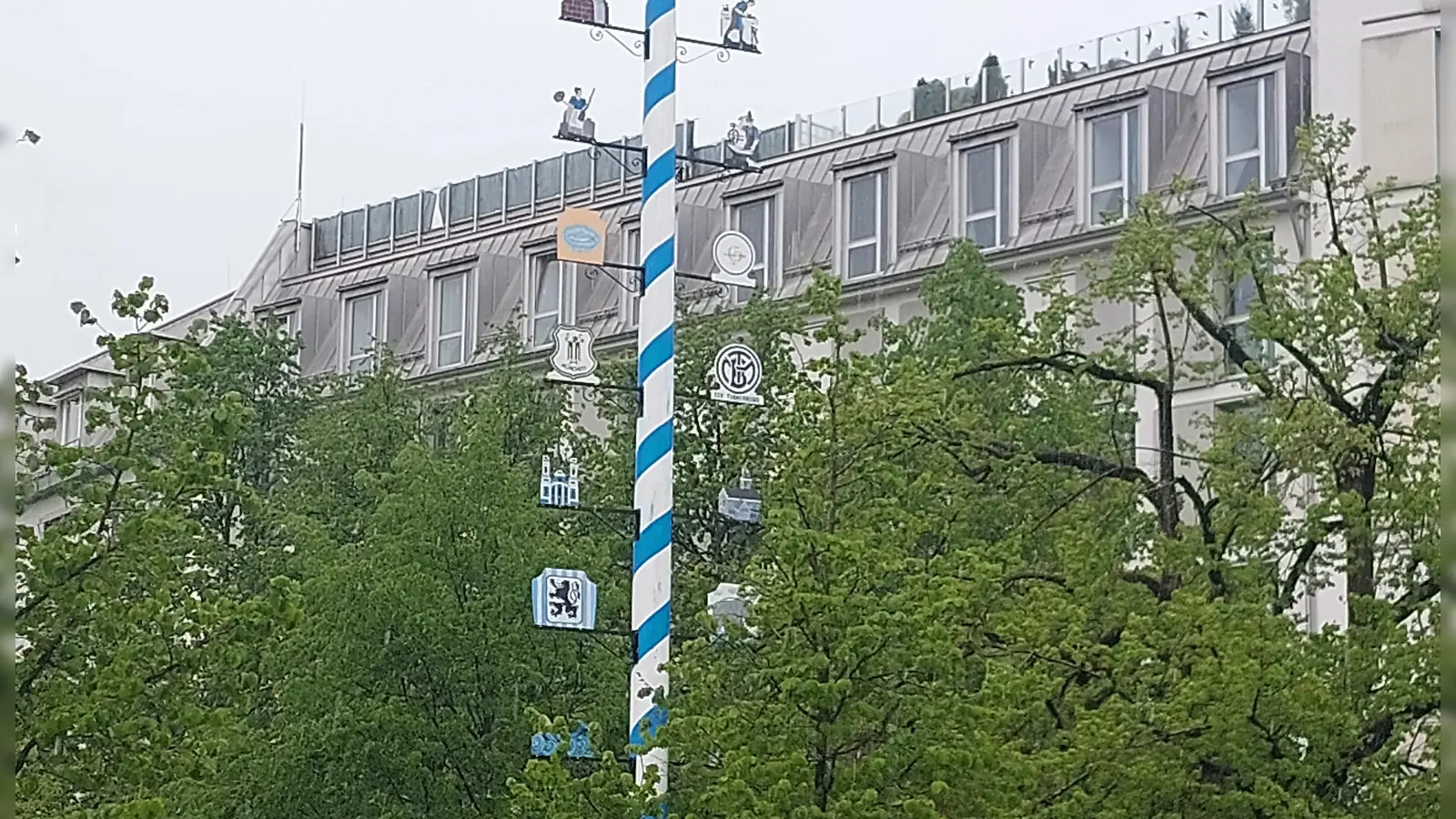 Rund um den Maibaum auf dem Hans-Mielich-Platz in Untergiesing wird am 1. Mai zünftig gefeiert. (Foto: bas)