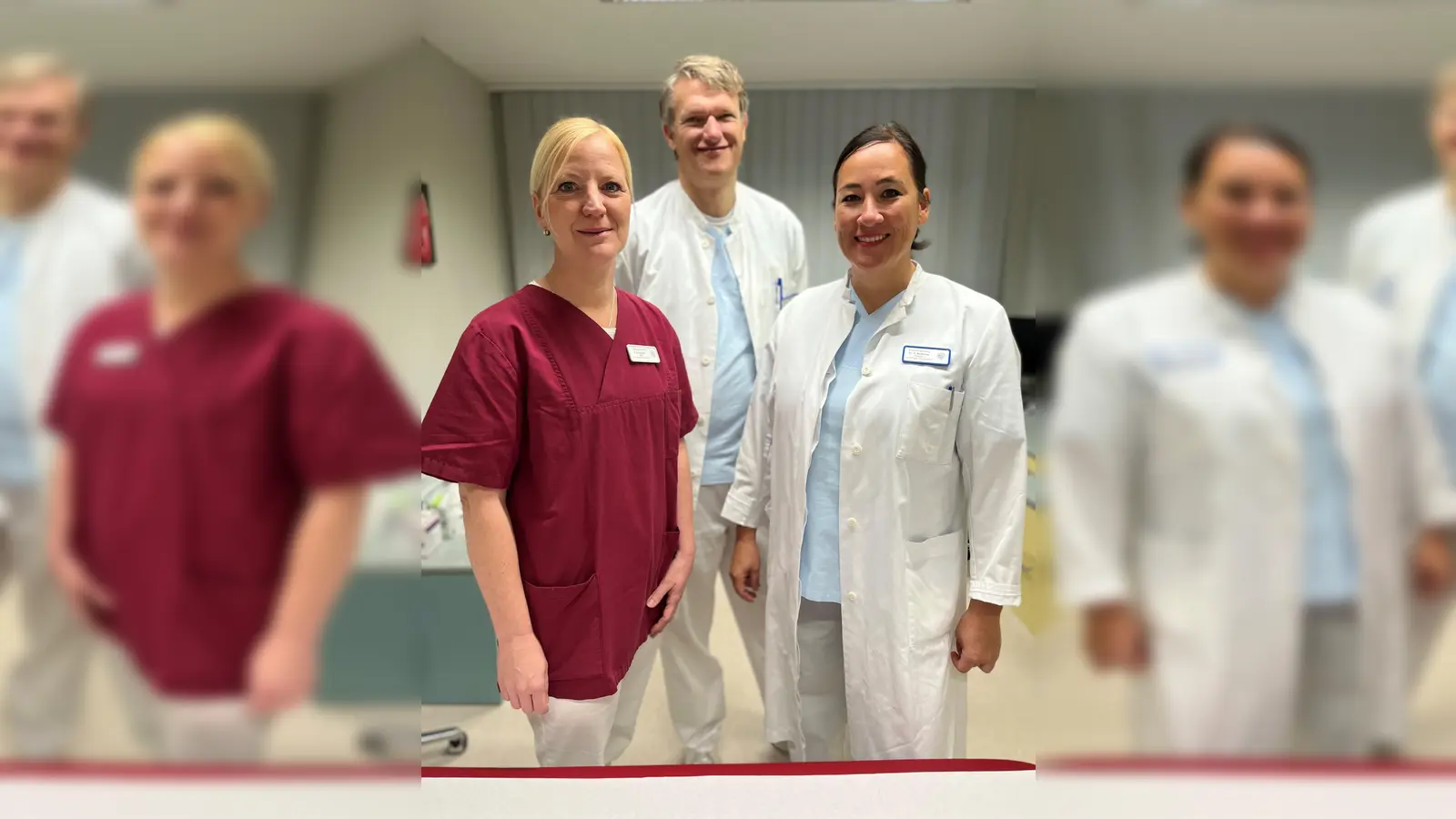 Christina Grundner, Dr. Stephan Hasmüller und Chefärztin Dr. Helen Budiman (von links) begleiten Frauen mit der Diagnose Brustkrebs im zertifizierten Brustzentrum der Kreisklinik Ebersberg. (Foto: Kreisklinik Ebersberg)