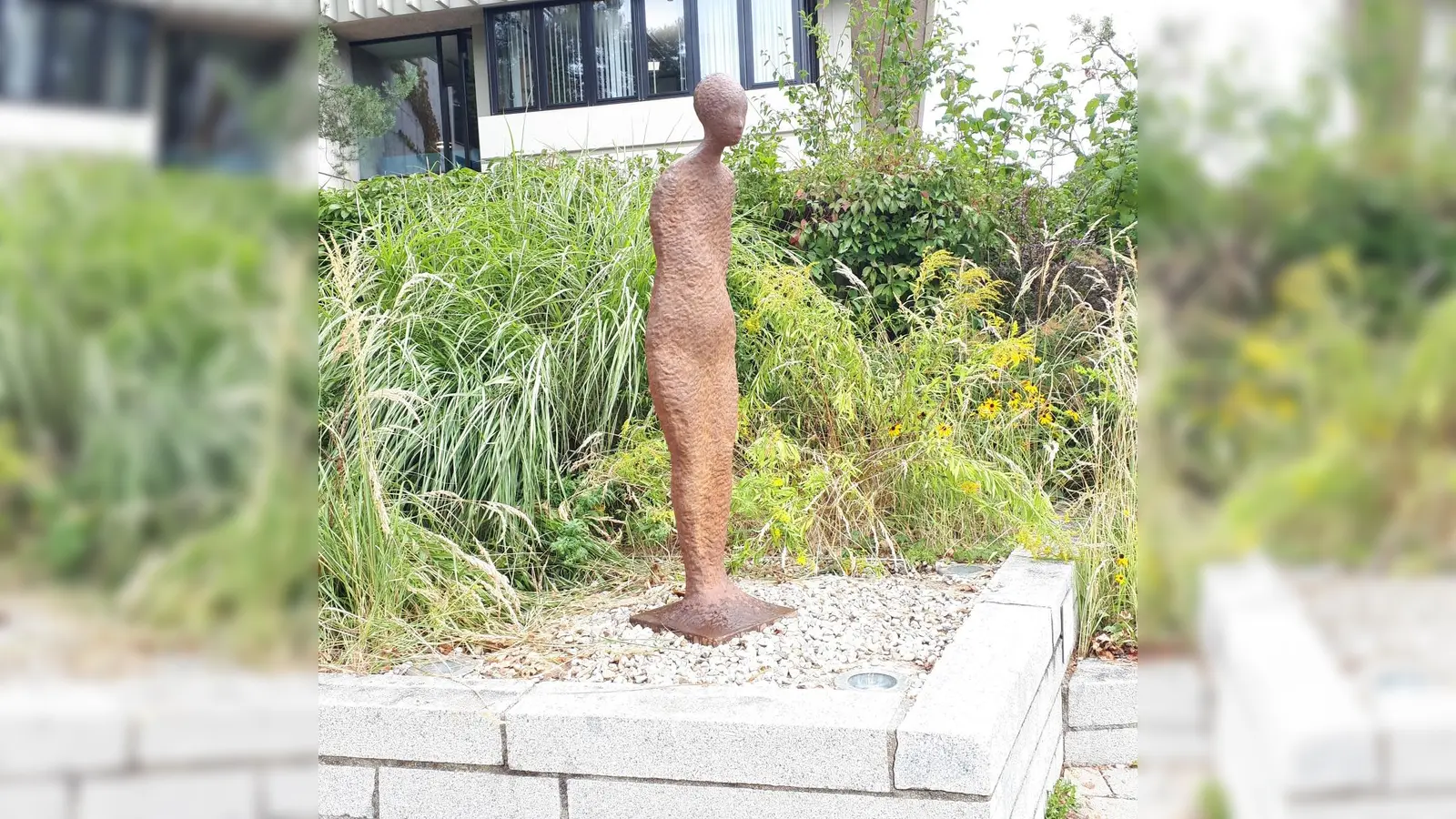 „Vision” heißt die Eisen-Skulptur des Künstlers Thaddäus Salcher, die seit kurzem auf der „Plattform für temporäre Kunst“ am Rathaus Gräfelfing steht. (Foto: I. Reimann)