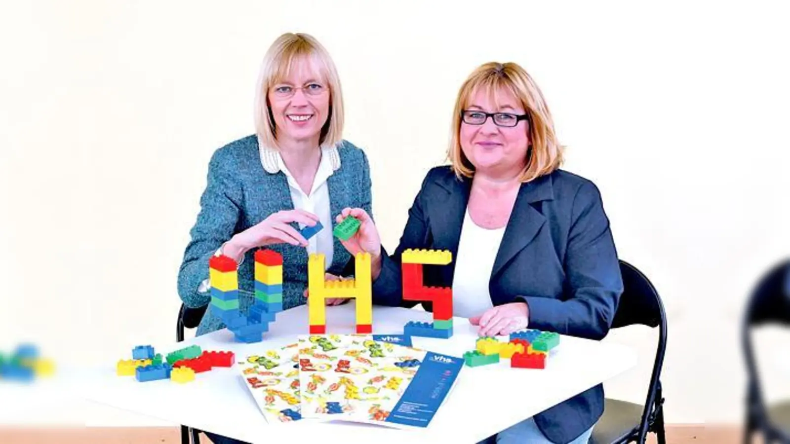 Ulrike Gietl (l.) und Monika Häusler, Leiterinnen der Volkshochschulen in Neufahrn und Hallbergmoos, bei der Vorstellung ihres Frühjahrsprogramms.  	 (F.: VA)