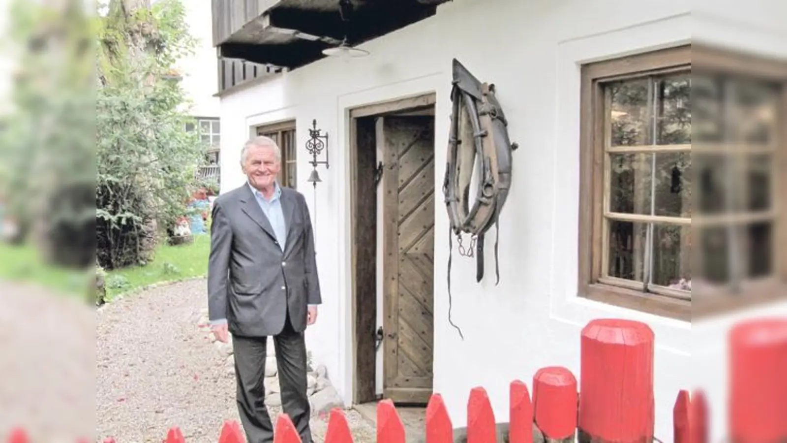 Professor Frank Wiedenmann freut sich im Lola-Montez-Haus zahlreiche Gäste am Tag des offenen Denkmals begrüßen zu dürfen. 	 (Foto: Woschée)