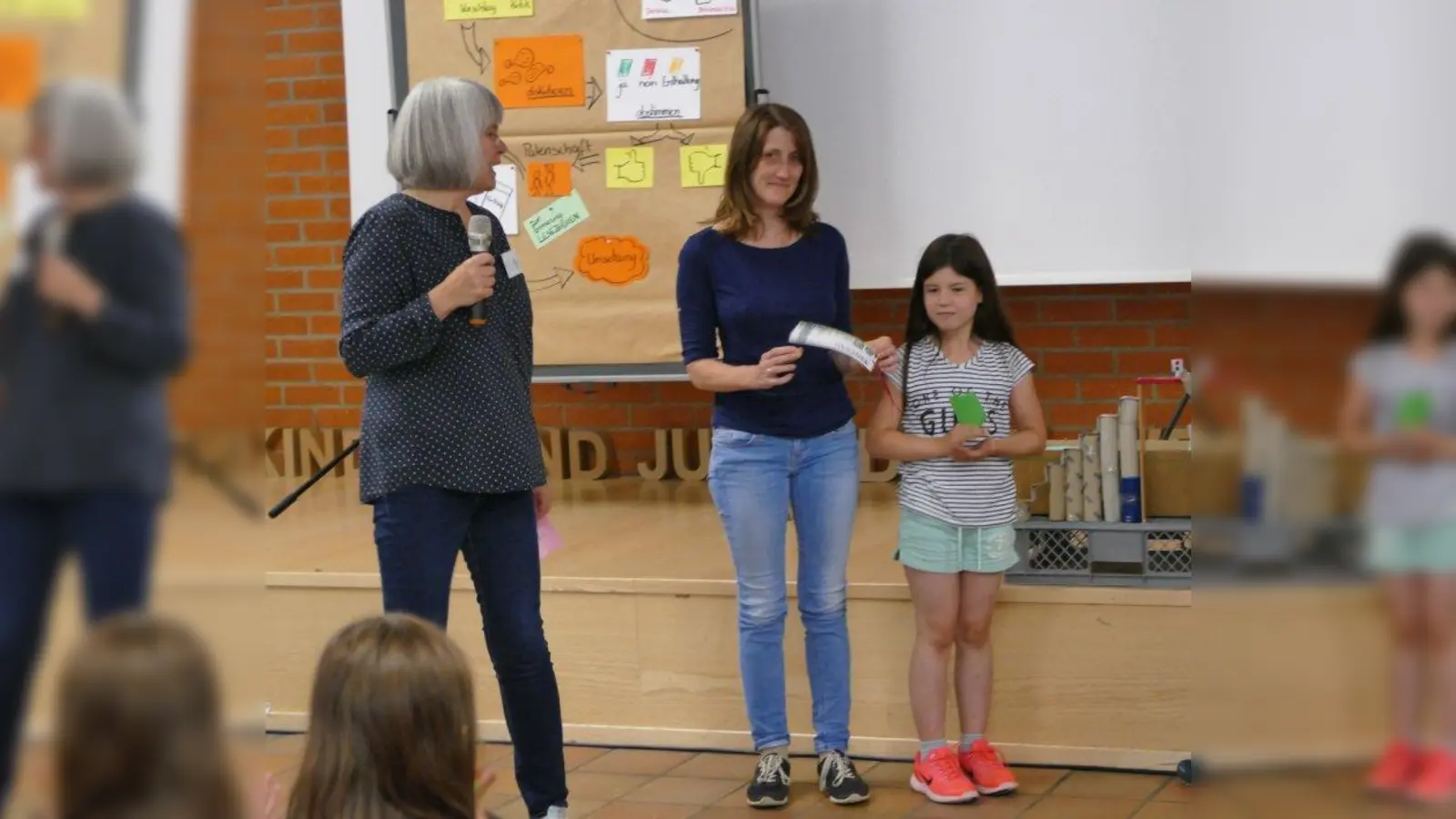 Beim Kinder- und Jugendrat vergangenen Juli: Antragstellerin Antonia überreichte Patin Ulrike Boesser (Mitte) ein Lesezeichen als Gedächtnisstütze. (Foto: ds)