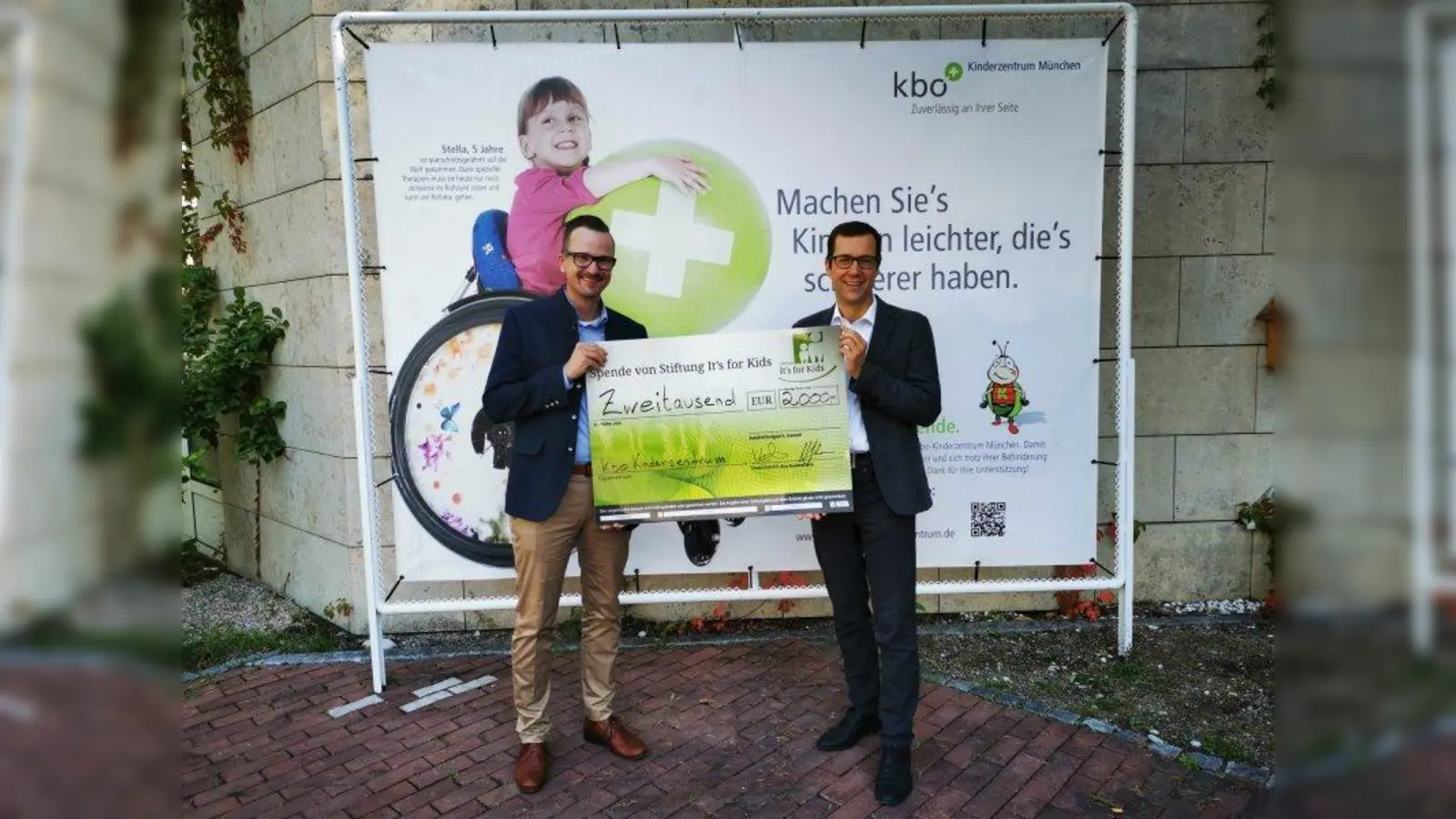 Alte Handys für den Neubau des kbo-Kinderzentrums München: 2.000 Euro hat die Handysammelaktion bereits eingebracht und konnte von Niels Kakies (links) von der Stiftung „It&#39;s for Kids” an Prof. Dr. Volker Mall übergeben werden. (Foto: kbo-Kinderzentrum)