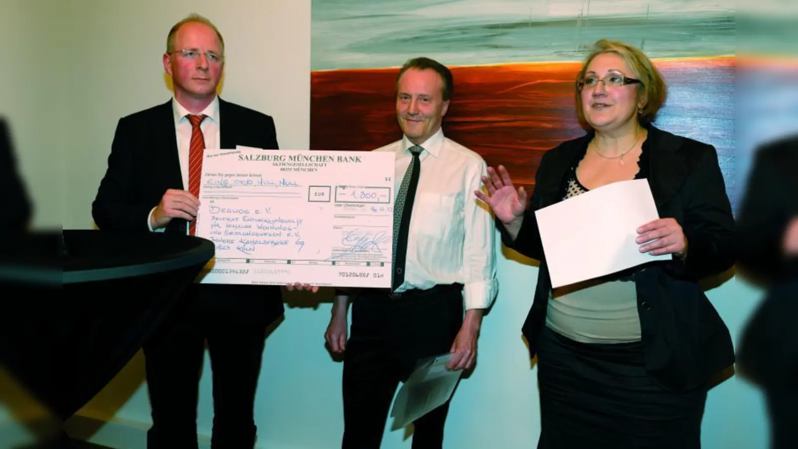 Übergabe der ersten Spende: v.l. Ulf Millauer von DESWOS, Ingo Gerschlauer und Heidi Penzkofer von Gerschlauer Immobilien. (Foto: pi)