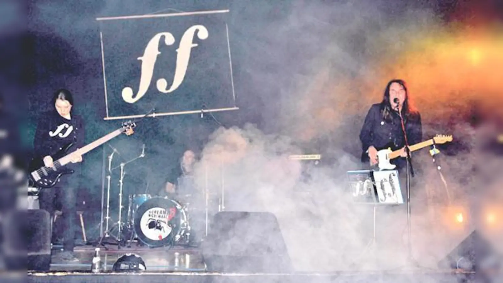 Die Rockband »dIE fRISCHEN fISCHE« um Leadsänger und Gitarrist Hartmut Thumser (re.) setzt sich mit gesellschaftlichen Themen auseinander.	 (Foto: Privat)