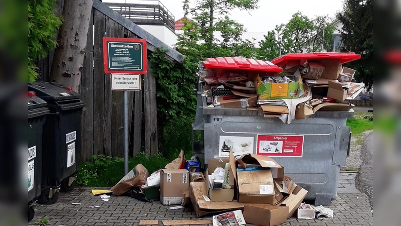 Vielerorts im Landkreis sind die Altpapier-Container hoffnungslos überfüllt.  (Foto: LRA Ebersberg)