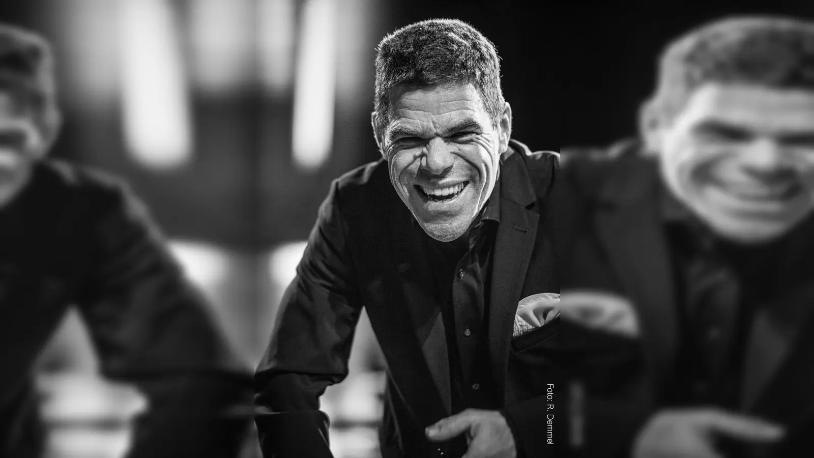 Bastian Pusch leitet den Chor mit Power und Können zum Singen an.  (Foto: Rolf Demmel)