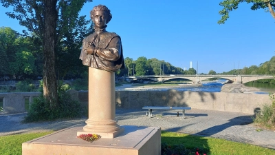Brandneu: Das Denkmal für König Ludwig II. auf der Corneliusbrücke, eingeweiht im Juni 2026. (Foto: bas)