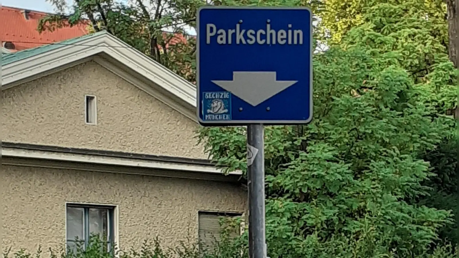 Den Kauf eines Parkscheins kann man sich nun meist sparen: Drei Stunden kostenloses Parken ist für alle elektrisch betriebenen Kfz auf öffentlichen Parkplätzen möglich. (F.: mha)