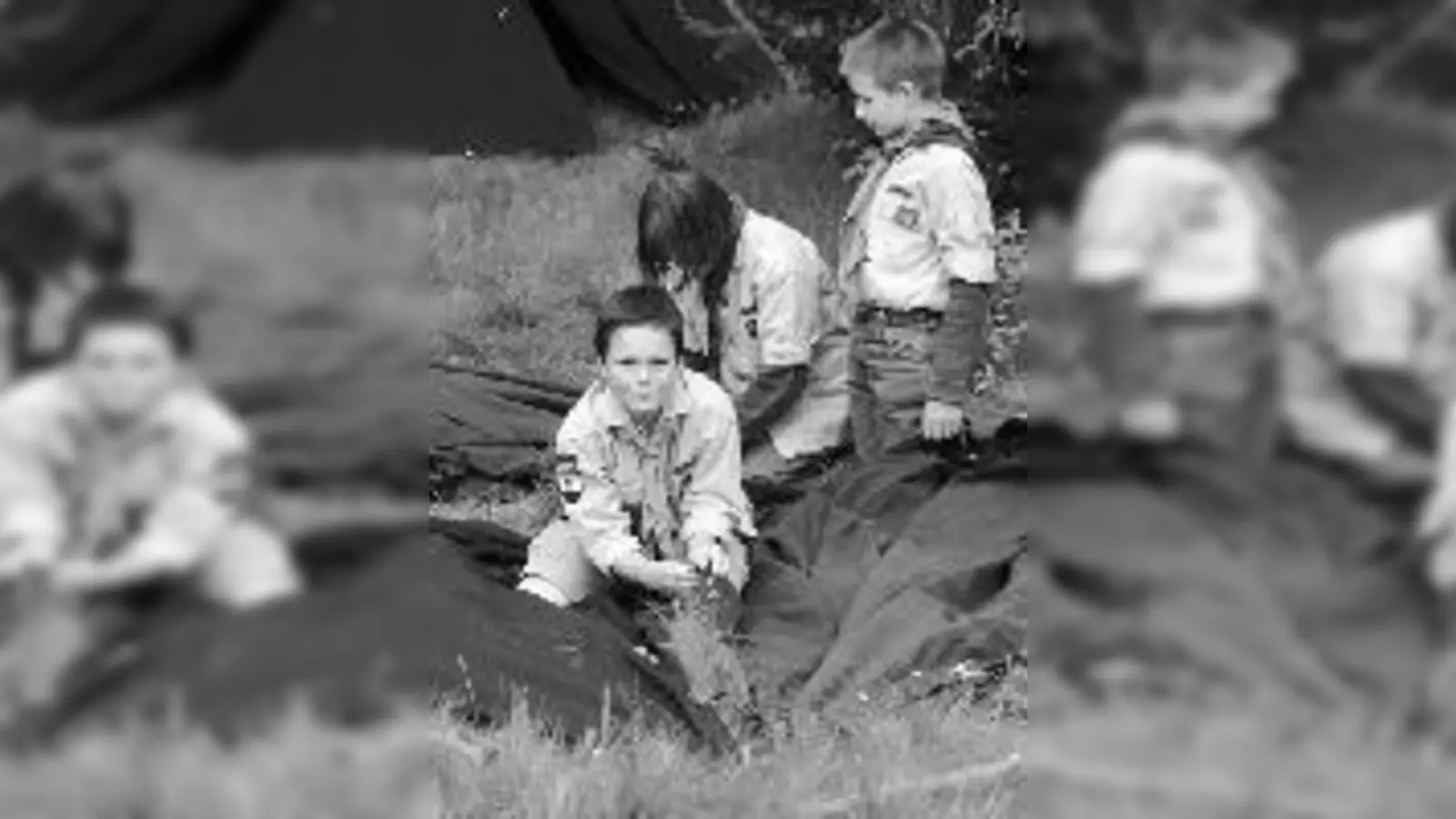 So wie diese bauen am 9. August 2000 Pfadfinder ihre Lagerstadt in der Messestadt auf.	  (Foto: Privat)