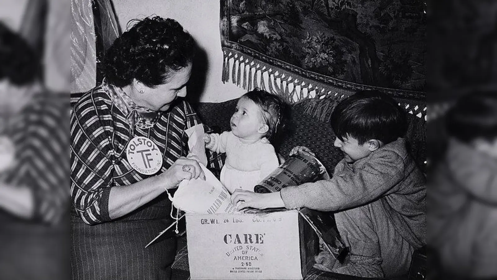 Auch die Kleinsten freuten sich über Zuwendungen in den 1950er Jahren. (Foto: Archiv des Tolstoi Hilfs- und Kulturwerks)