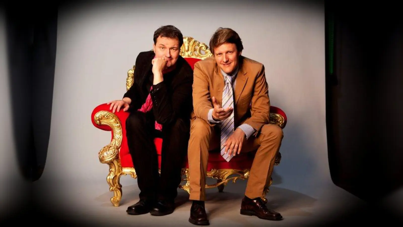 Stelzner &amp; Bauer in ihren Rollen als selbstverliebte “Starmoderatoren” Gisbert Knock und Wolfram Brechtel. (Foto: pi)