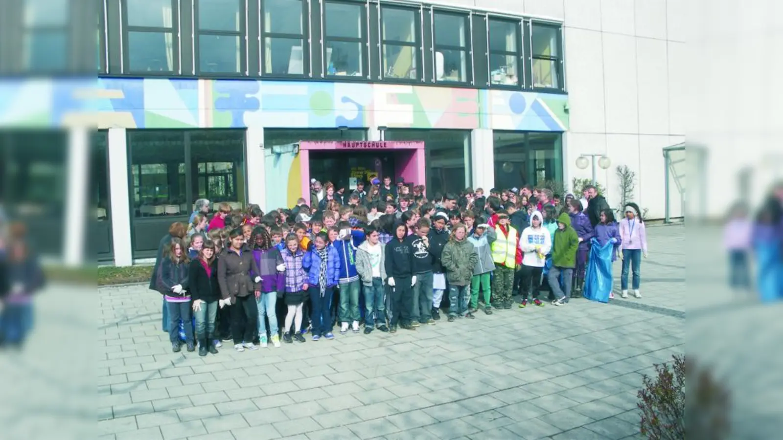 Schüler der Hauptschule an der Krenmoosstraße haben sich an der Aktion „Sauberes Karlsfeld” beteiligt. (Foto: pi)