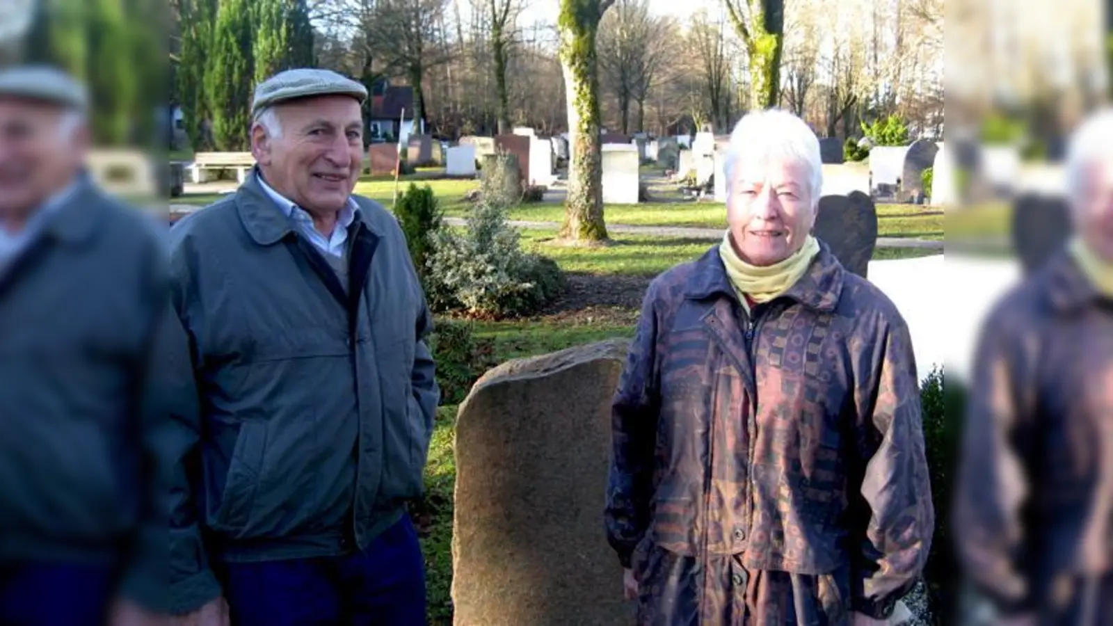 Bei einem Ortstermin zeigten Mathilde und Josef Loitfelder dem Bürgermeister, was auf dem Waldfriedhof gemacht werden müsste.	 (Foto: Gemeinde)