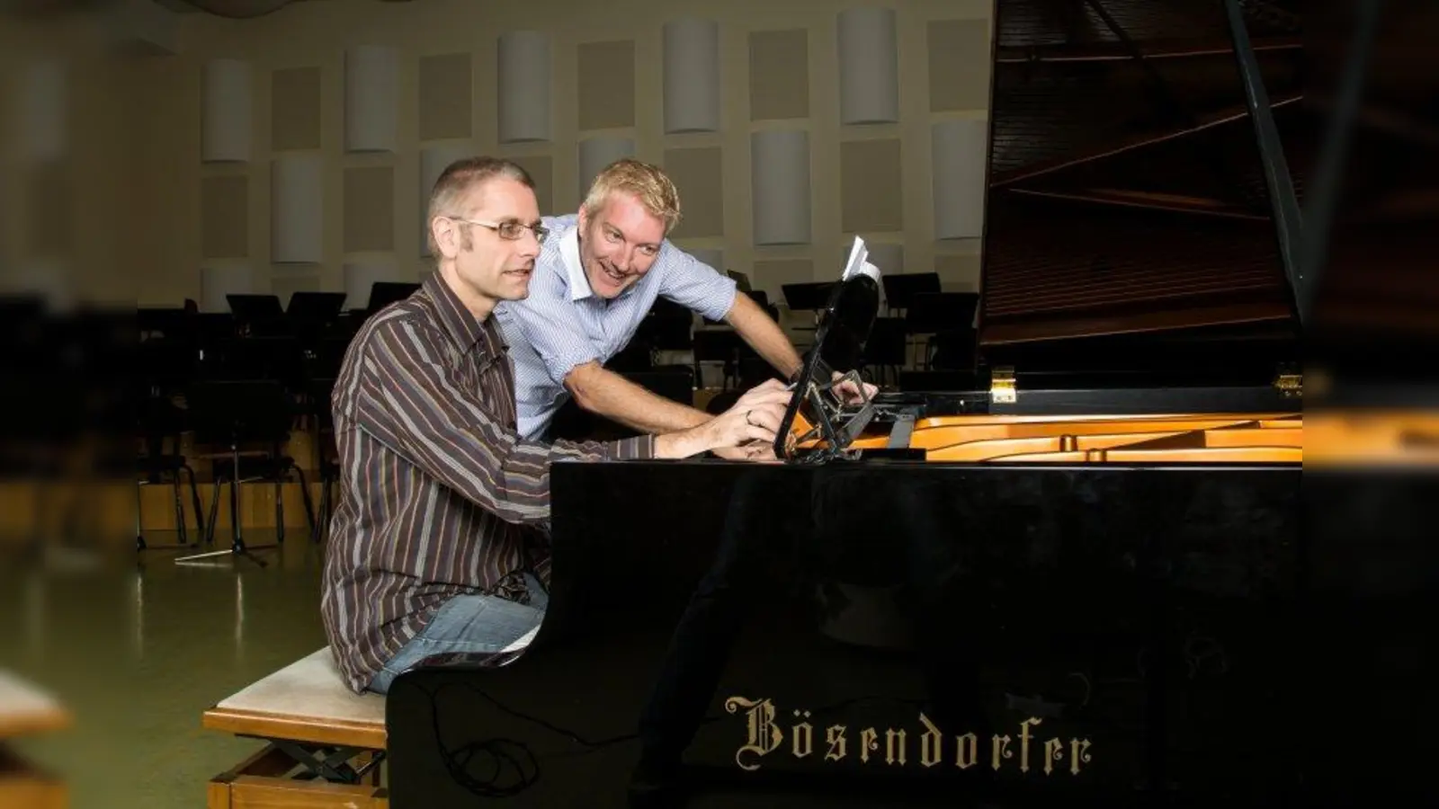 Das Lied-Duo Timo Janzen (rechts) und Max Hanft präsentiert am 1. Februar sein neues Programm „Sie haben heut Abend Gesellschaft”. (Foto: pi)