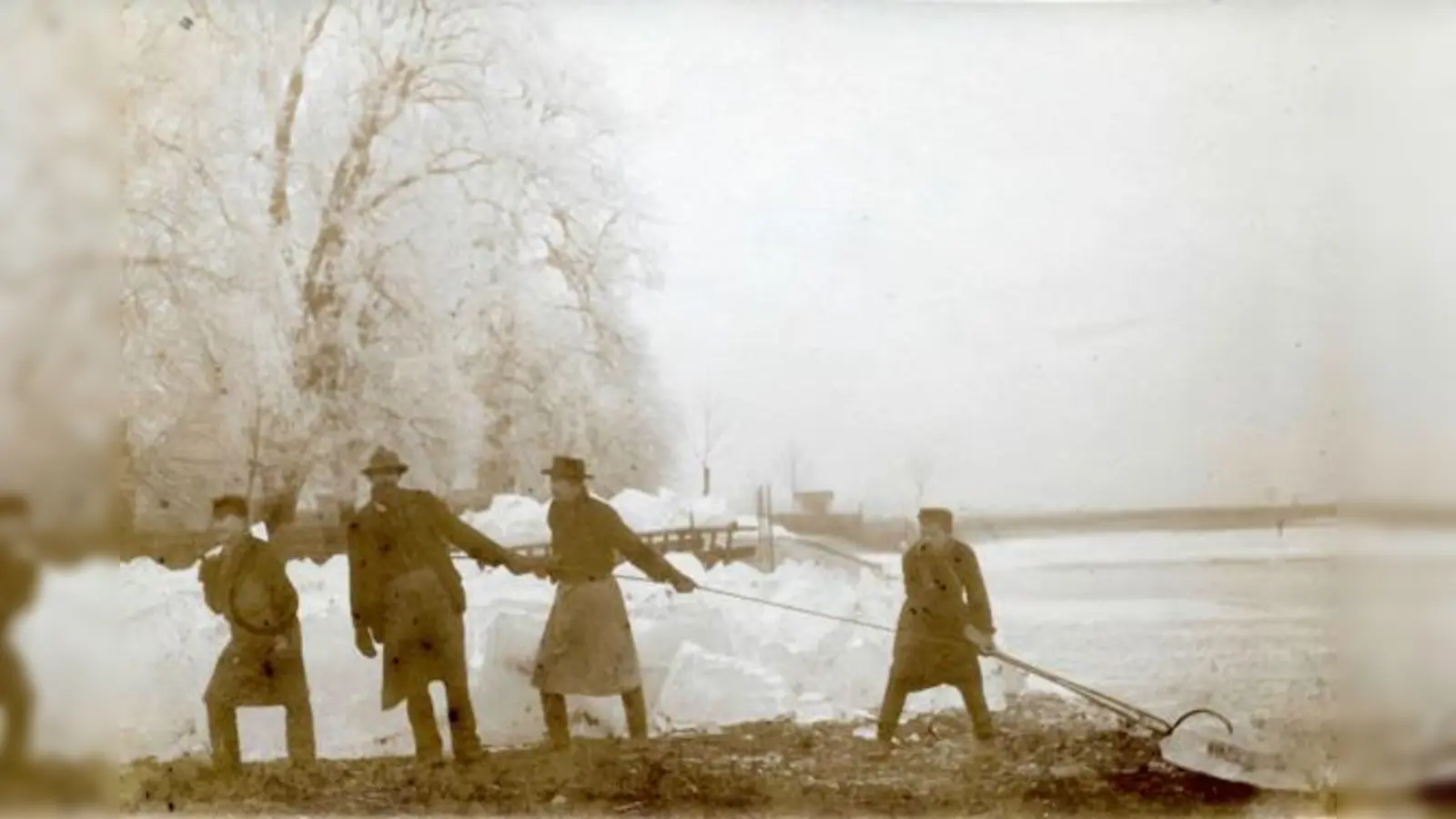 Die Natureisgewinnung war eine kräftezehrende  Angelegenheit.	 (Foto: Haus der Bayerischen Geschichte)