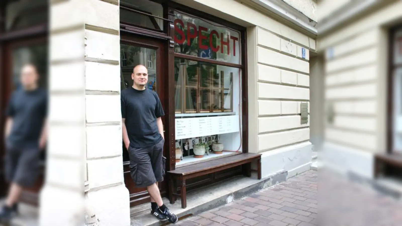 Sebastian Kuboth zeigt das Ladengeschäft direkt an der U-Bahnstation Lehel, das im wirklichen Leben ein Café beherbergt. Dort eröffnet Tscharlie in den Münchner Geschichten ein Bekleidungsgeschäft: Es heißt Tscharlies Tschiens. (Foto: ko)