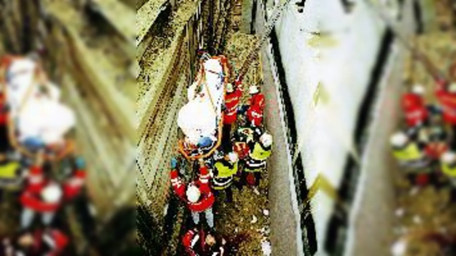 Aus fünf Metern Tiefe barg die Feuerwehr den Schwerverletzten.	 (Foto: Feuerwehr)
