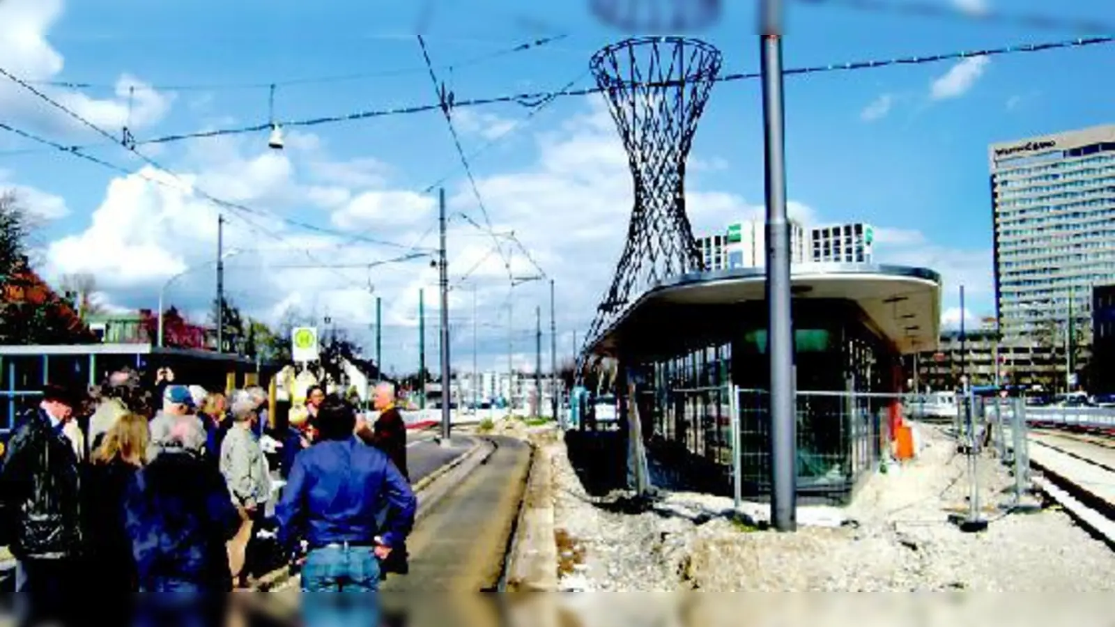 Trafohäuschen mit Kiosk, eingekeilt von Trambahngleisen: Ein schönes Eck mit Blickrichtung Herkomerplatz für ein Stehcafé? (Foto: ikb)