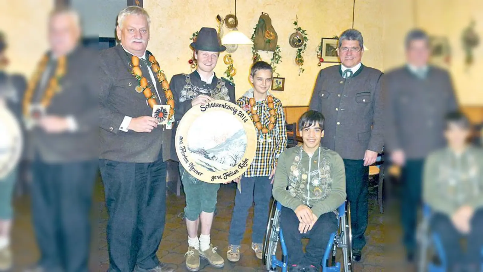 Von links nach rechts: Thomas Kindl (Zweiter Vorstand und Vizekönig), Fabian Kuhn (Schützenkönig 2014), Laurin Roider (Jugendvizekönig), Tommy Czap (Jugendschützenkönig) und Werner Horn (Erster Schützenmeister).	 (Foto: Verein)