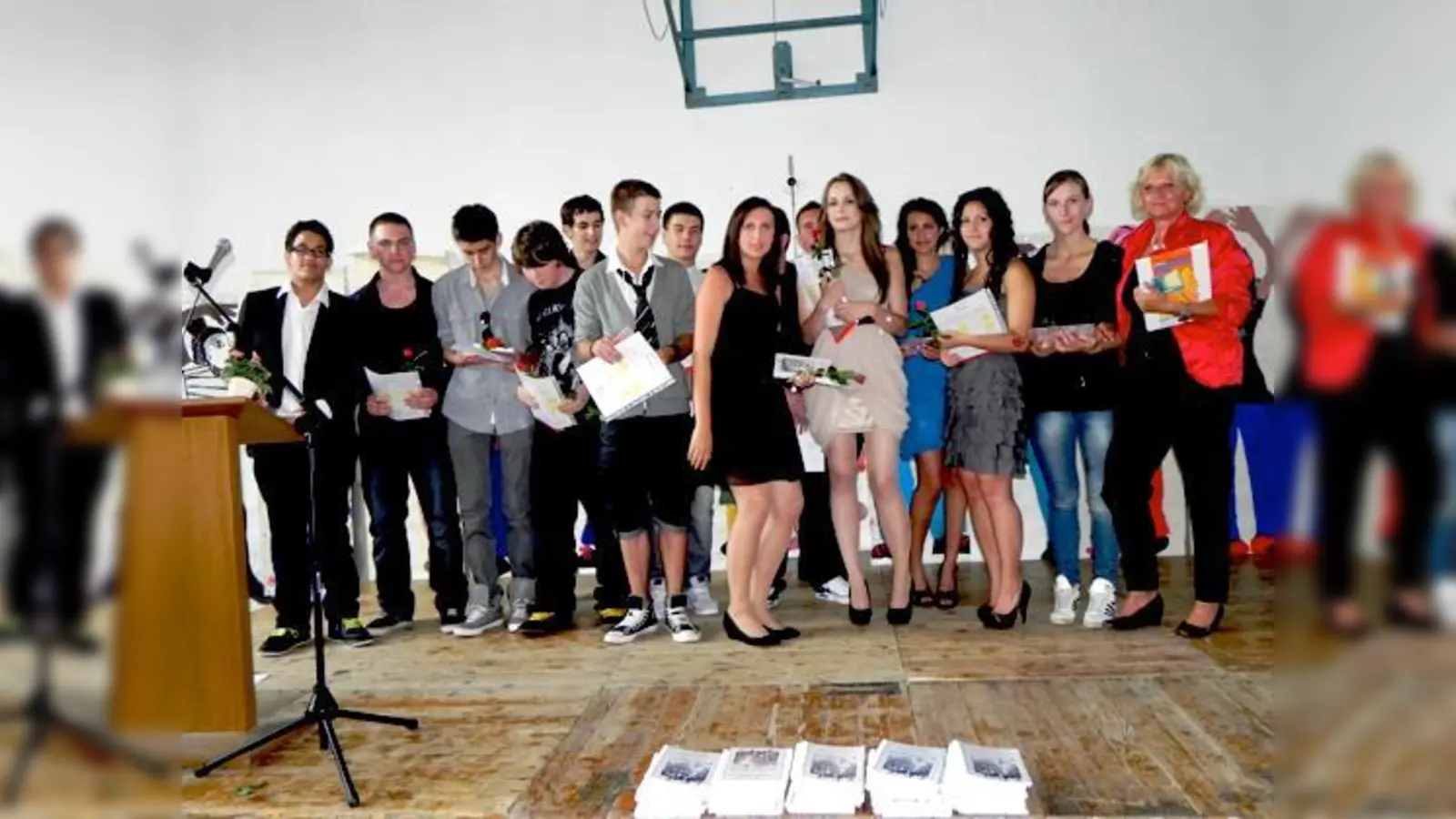 Die Hauptschüler der Simmernschule haben ihre Abschlusszeugnisse erhalten. 	 (Foto: Schule)