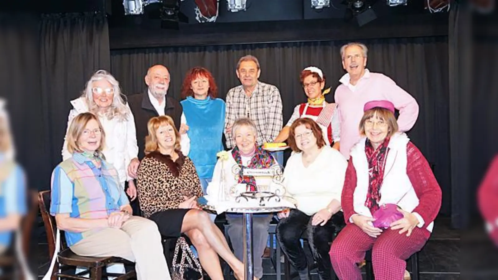 Regisseurin Agnes Kraus (3. v. l. stehend) ist zufrieden mit ihren Schauspielern des ersten Seniorentheaters, die am 2. Februar Premiere feiern.	 (Foto: hw)