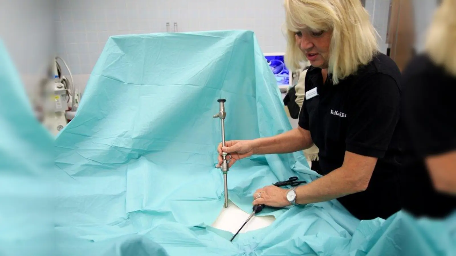 Karina Bär-Salender, OP-Bereichsleitung Gynäkologie, erklärt die Instrumente für eine Laparoskopie, eine so genannte Schlüsselloch-OP. „Es ist ein sehr häufiger operativer EIngriff. Fünf bis sechs derartige EIngriffe nehmen wir täglich vor.” (Foto: us)