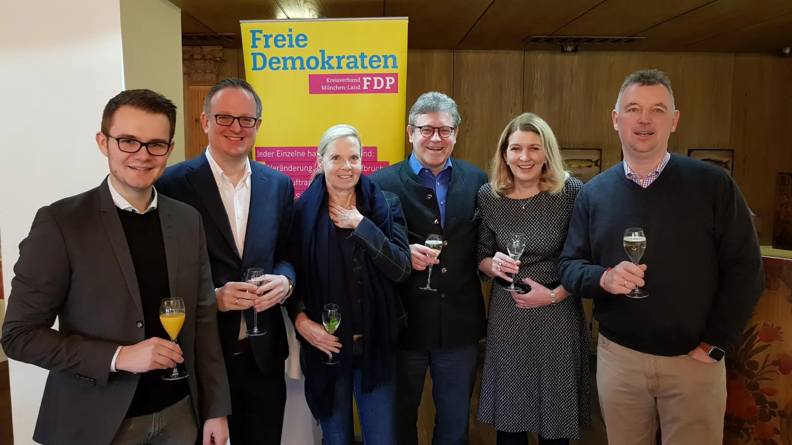 Stießen auf ein erfolgreiches neues Jahr an (v. l. n. r.): Maximilian Funke-Kaiser, Hannes Hartung, Maria Theresia von Seidlein,, Michael Ritz, Angela Zahn und Axel Schmidt. (Foto: Partei)