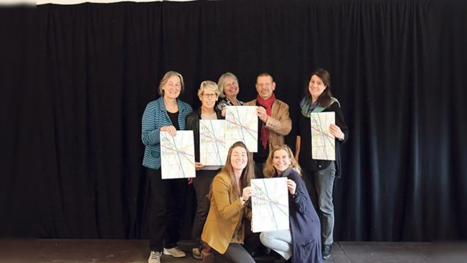 Stolz präsentierten Martina Hainer (v. l., hinten), Hannelore Schrimpf, Sabine Nagel, Helmut Hörfurtner, Elke Riesenkönig, Sophia Hochrein (v. l., vorne) und Julia Schönfeld-Knor das Konzept zu »Wir alle sind Moosach«. 	 (Foto: Katja Brenner)